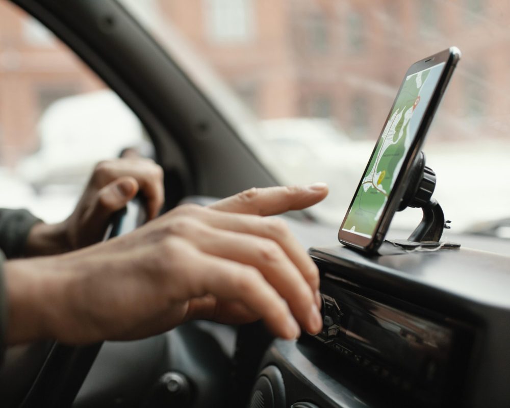 hombre-de-cerca-en-el-coche-con-mapa-en-el-movil