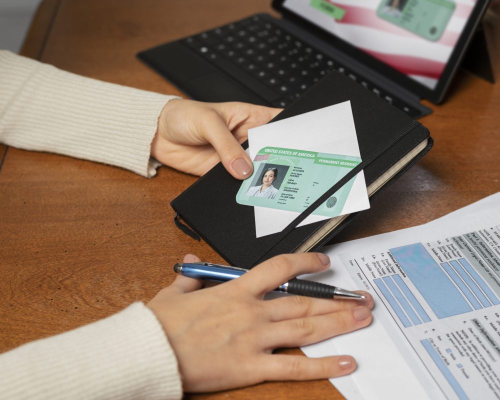 vista-superior-sobre-la-solicitud-de-tarjeta-verde